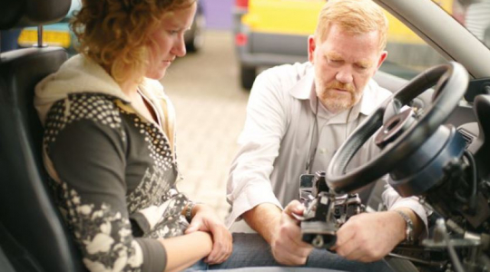 Aangepaste rijles in rolstoelbus