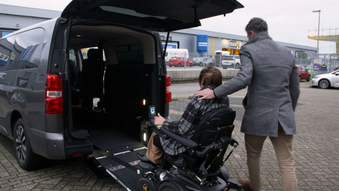 invalide bus inrijden met oprijplaat