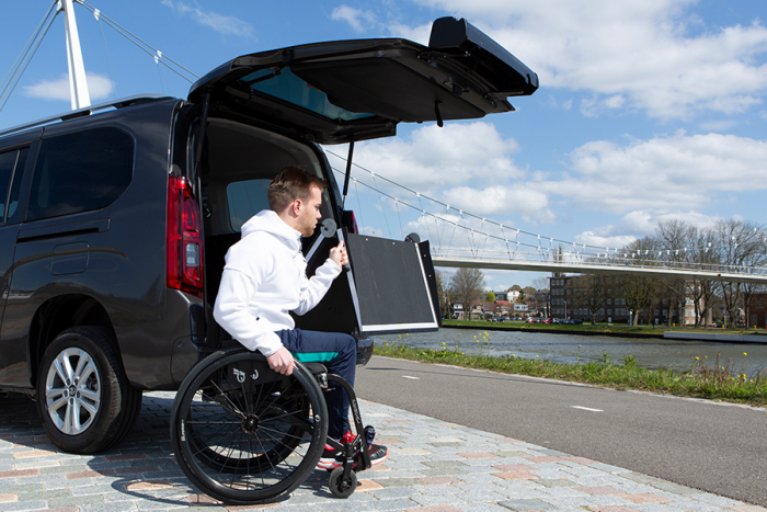 Volkswagen rolstoelbus met oprijplaat om mee te rijden