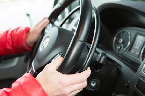 Handbediening bij een aangepaste auto