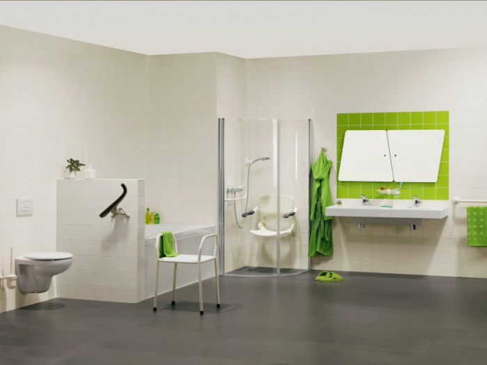 Aangepaste badkamer met invalide wastafel en douchestoel