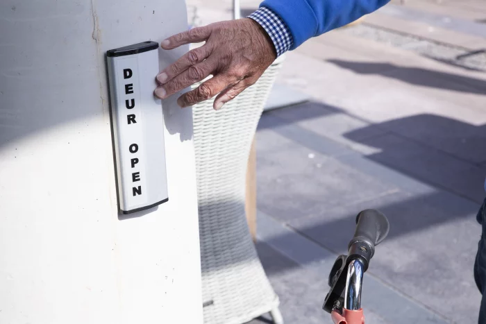 Elektrische deuropener met drukschakelaar