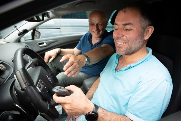 Rijles in een aangepaste personenauto