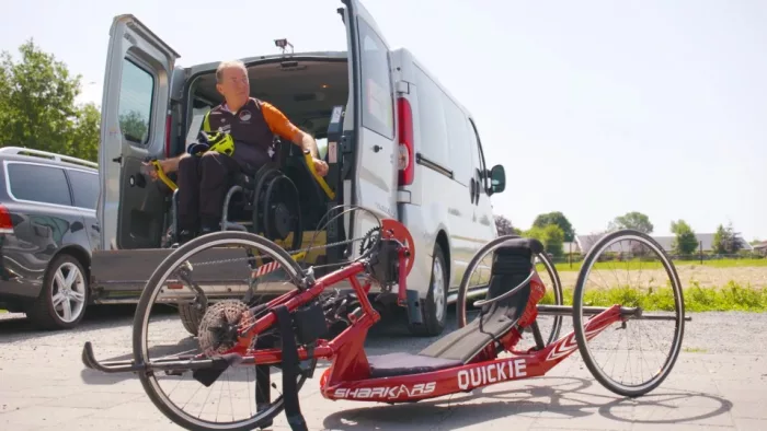 Rolstoelauto met laadruimte voor handbike