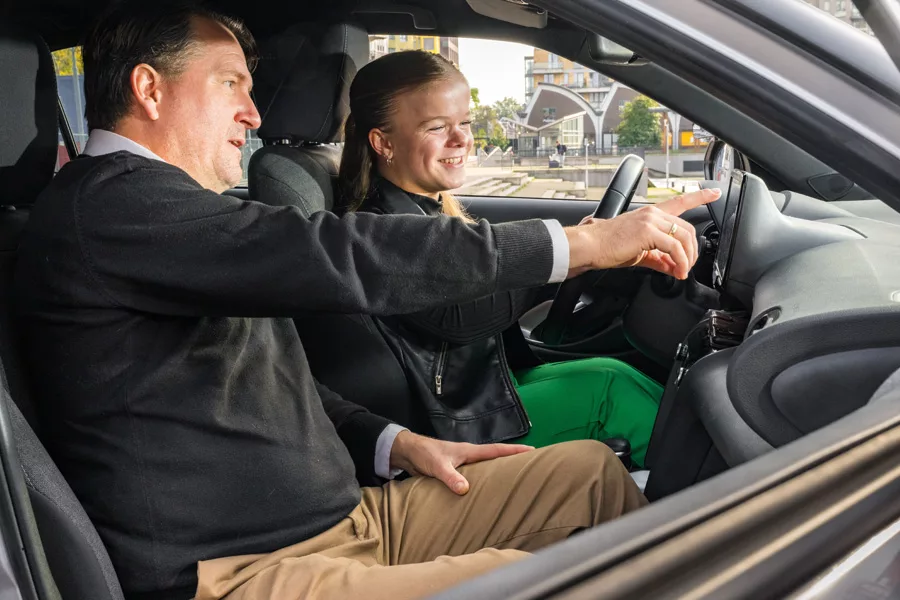 Uitleg tijdens rijles Welzorg Auto op Maat