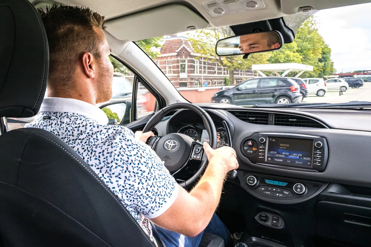 Rijschoolleerling met rijbewijs in auto