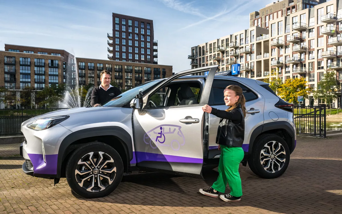 Rijschoolleerling zonder rijbewijs bij lesauto