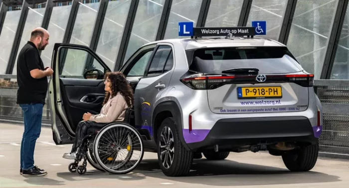 Leerling in rolstoel bij lesauto Welzorg Auto op Maat