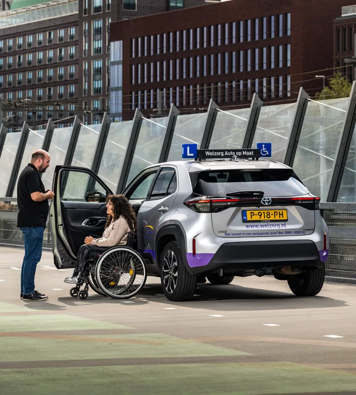 Leerling in rolstoel bij lesauto Welzorg Auto op Maat