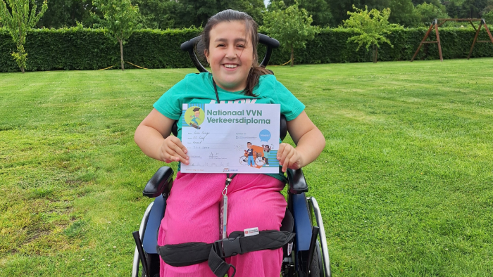 Lisa met diploma verkeersexamen