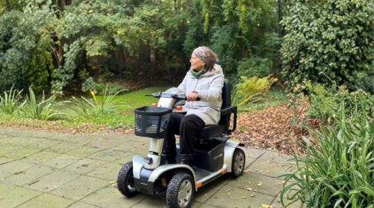 Scootmobiel gebruiker in het park