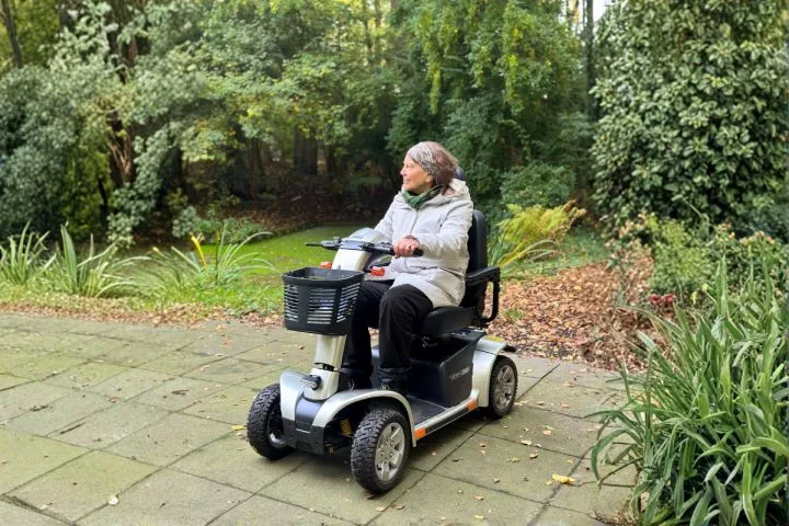 Scootmobiel gebruiker in het park